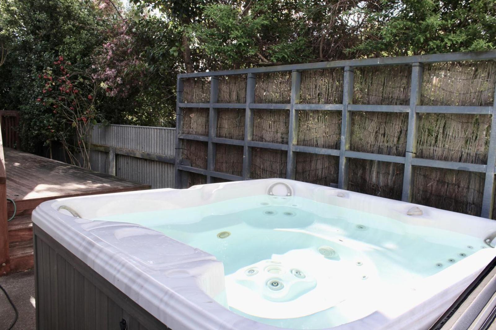 5-Min Walk To Village - Havelock North Holiday Home With Spa Pool מראה חיצוני תמונה