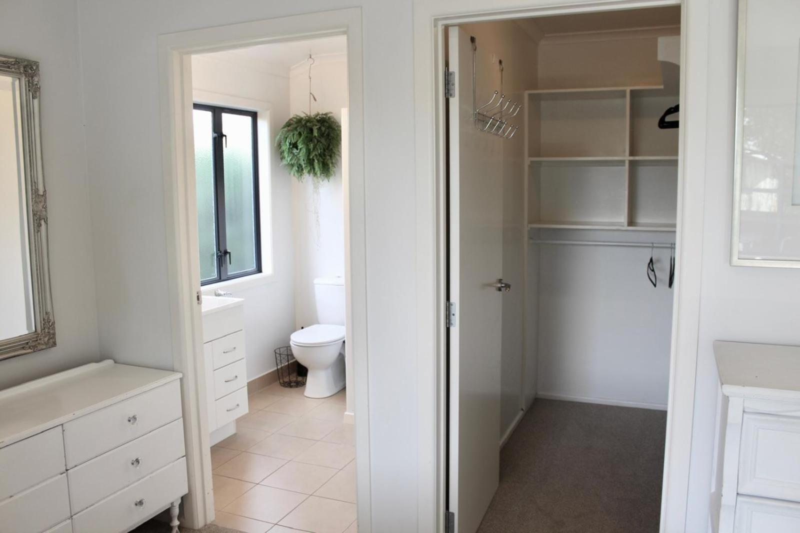5-Min Walk To Village - Havelock North Holiday Home With Spa Pool מראה חיצוני תמונה